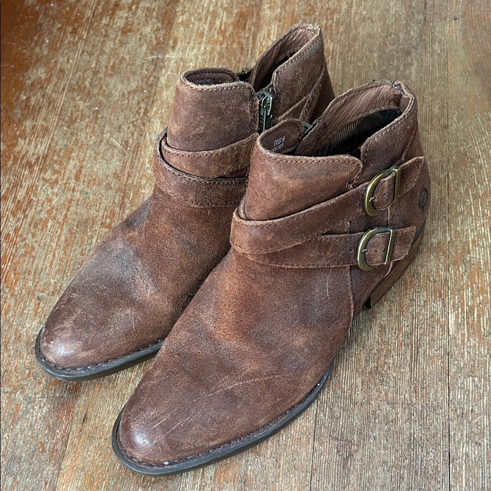 Born brand really comfortable 
Brown Leather Ankle Boots with Zipper Detail